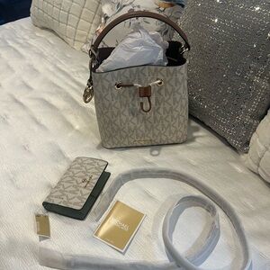 Michael Kors Monogram Beige bucket Shoulder Bag Including a matching Wallet NWT